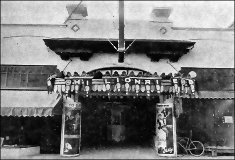 startheatreexterior1915